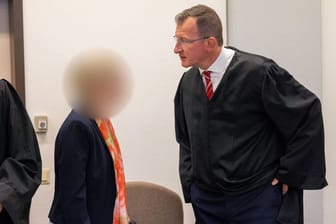 Die angeklagte Apothekerin (l) spricht mit Gerson Trüg (r), einem ihrer Rechtsanwälte: Am Donnerstag soll das Urteil fallen.