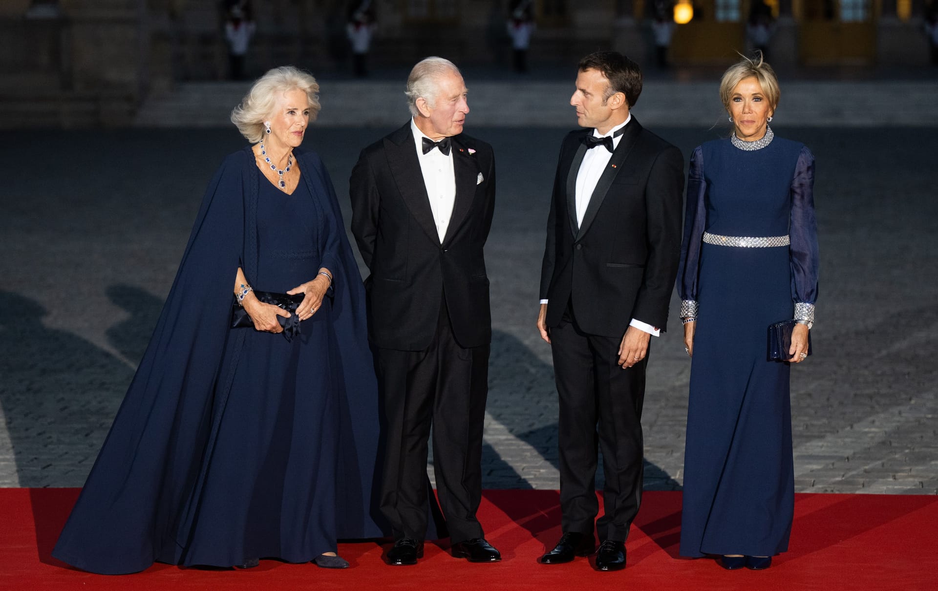 Königin Camilla, König Charles, Emmanuel Macron und Brigitte Macron: Die Vier posierten auf dem roten Teppich für Fotos.