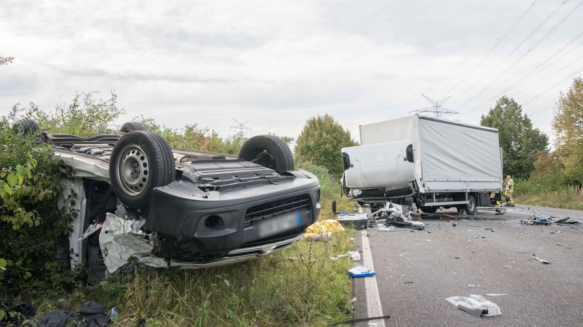 B59 bei Pulheim am Dienstagnachmittag: An der Unfallstelle fanden die Einsatzkräfte ein großes Trümmerfeld.