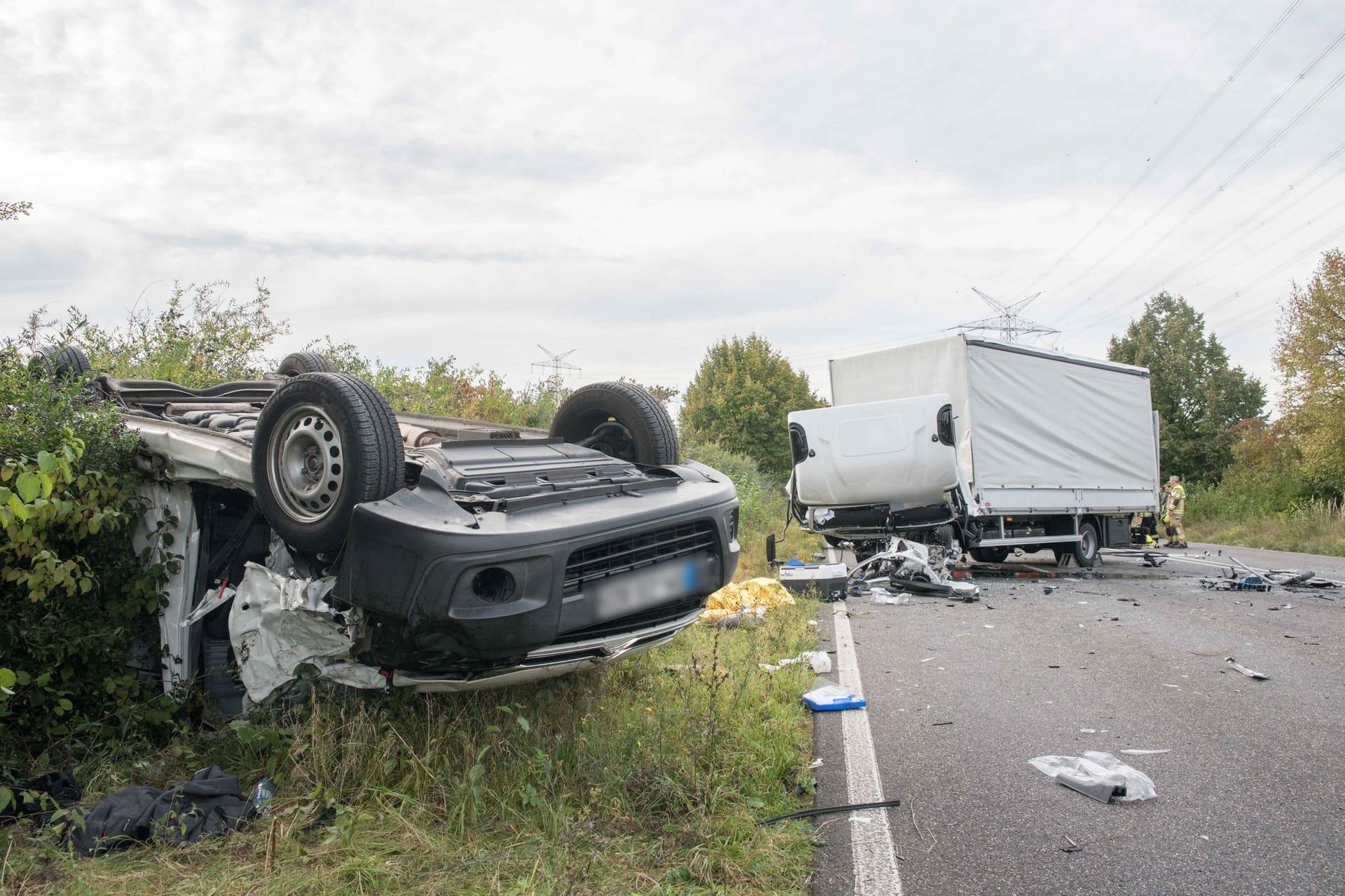 B59 bei Pulheim am Dienstagnachmittag: An der Unfallstelle fanden die Einsatzkräfte ein großes Trümmerfeld.