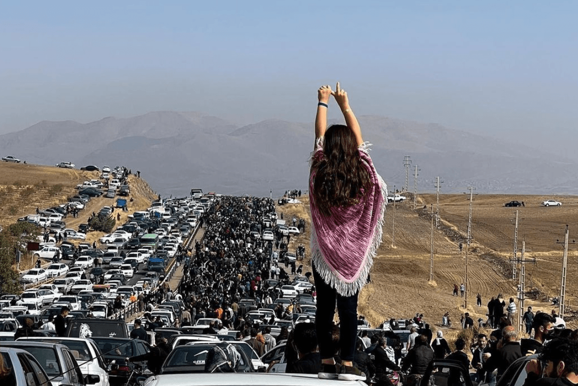 Ein junges Mädchen steht bei einer Trauerfeier in Kurdistan auf einem Auto (Archivbild): Die Zeremonien für die Menschen, die durch das Regime getötet wurden, ziehen immer wieder viele Menschen an.