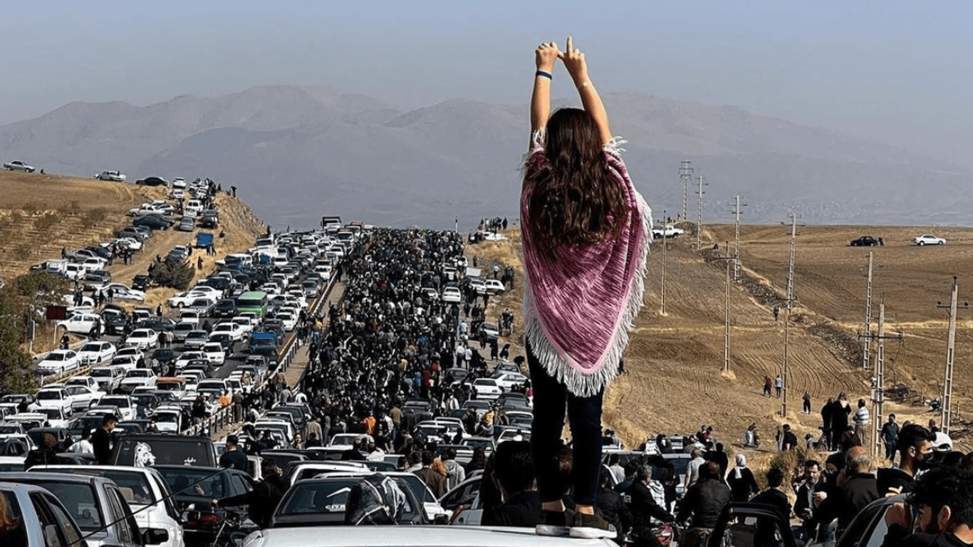 Ein junges Mädchen steht bei einer Trauerfeier in Kurdistan auf einem Auto (Archivbild): Die Zeremonien für die Menschen, die durch das Regime getötet wurden, ziehen immer wieder viele Menschen an.