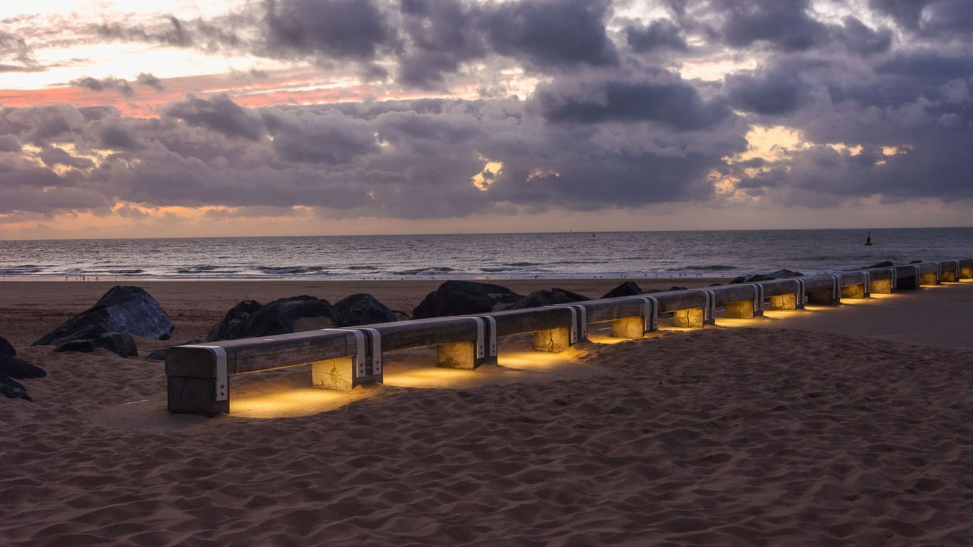 Der Strand von Ostende: Sobald es dunkel wird, sind die Bänke am Strand beleuchtet.