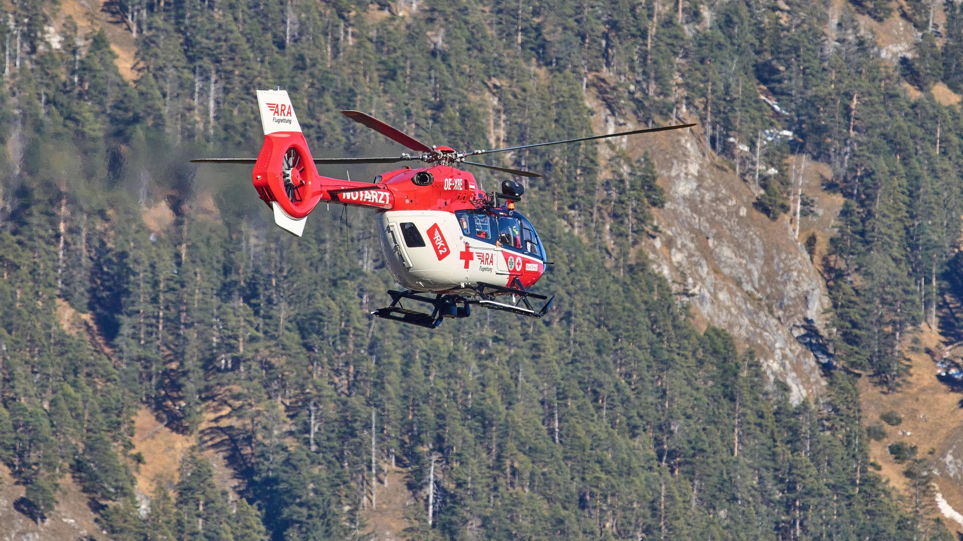 Ein Rettungshubschrauber (Symbolbild): Mit einer Winde wurden die Bergsteiger gerettet.