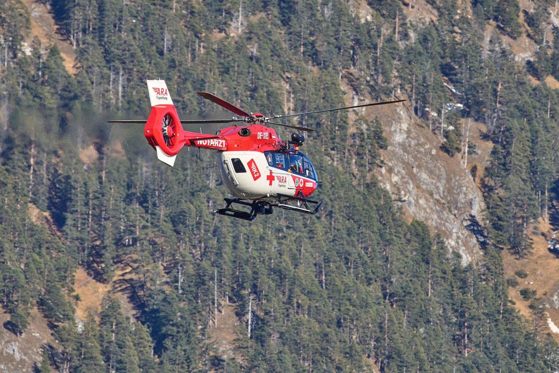 Ein Rettungshubschrauber (Symbolbild): Mit einer Winde wurden die Bergsteiger gerettet.