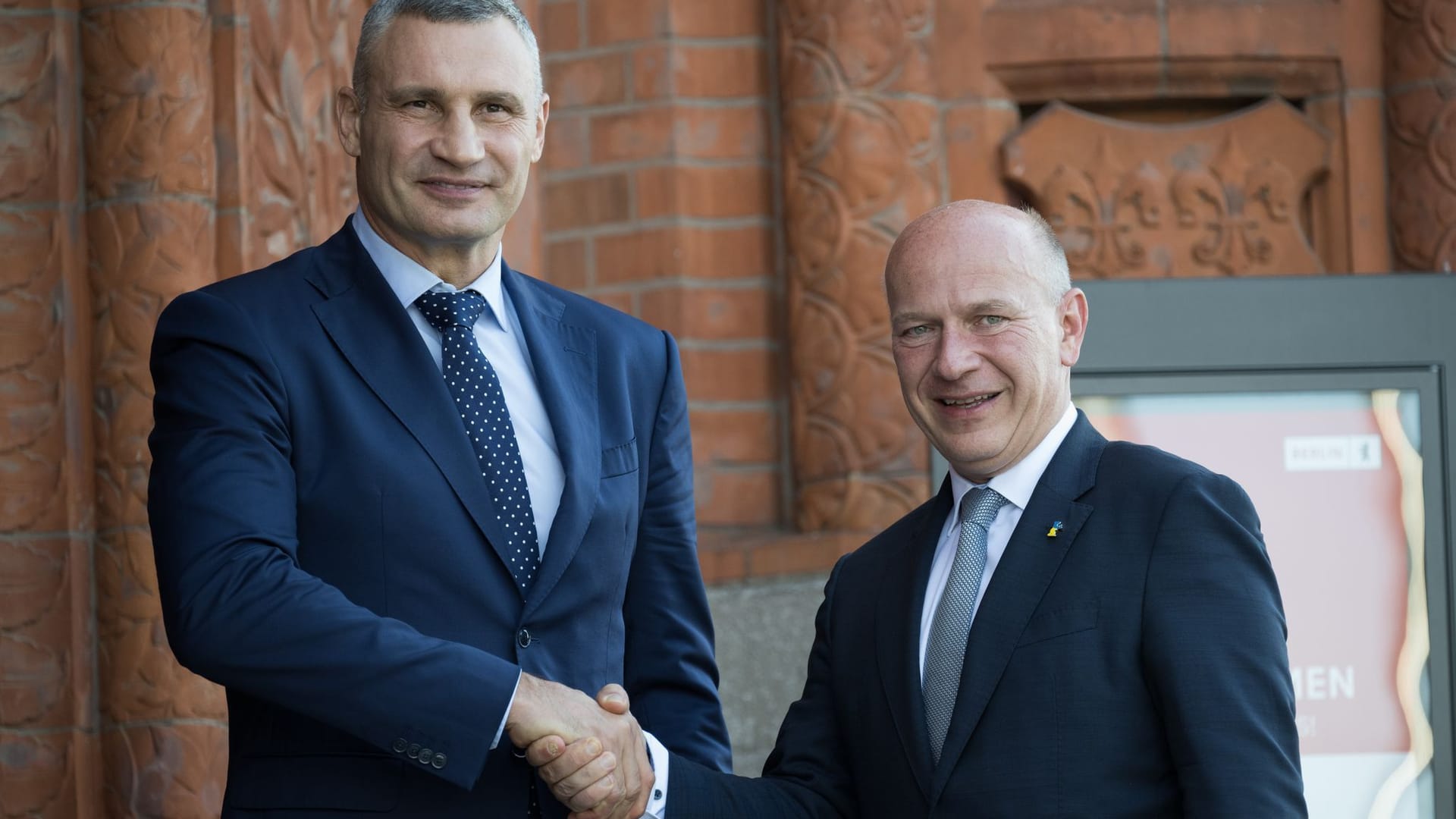 Berlin: Kai Wegner (CDU, r), Regierender Bürgermeister von Berlin, schüttelt Vitali Klitschko, Bürgermeister von Kiew (Ukraine), anlässlich der Unterzeichnung der neuen Städtepartnerschaft von Berlin mit der ukrainischen Hauptstadt Kiew vor dem Roten Rathaus die Hand. Berlin: Kai Wegner (CDU, r), Regierender Bürgermeister von Berlin, schüttelt Vitali Klitschko, Bürgermeister von Kiew (Ukraine), anlässlich der Unterzeichnung der neuen Städtepartnerschaft von Berlin mit der ukrainischen Hauptstadt Kiew vor dem Roten Rathaus die Hand.