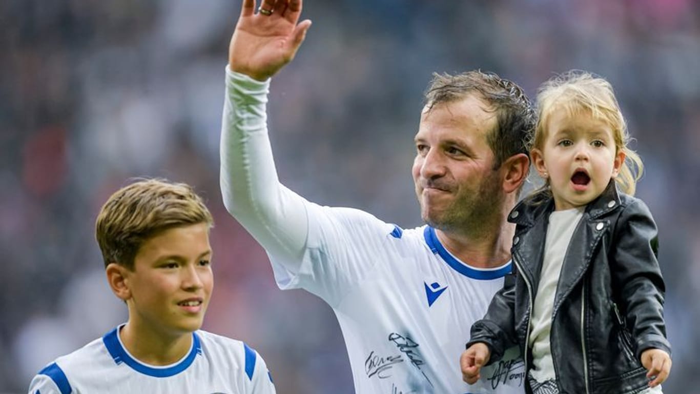 Rafael van der Vaart, ehemaliger HSV-Profi, mit seinen Kindern Damian (li) und Jeslyn. Das Bild entstand bei dessen Abschiedsspiel im Herbst 2019.