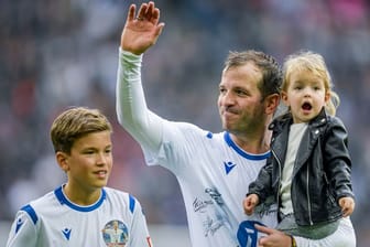 Rafael van der Vaart, ehemaliger HSV-Profi, mit seinen Kindern Damian (li) und Jeslyn. Das Bild entstand bei dessen Abschiedsspiel im Herbst 2019.