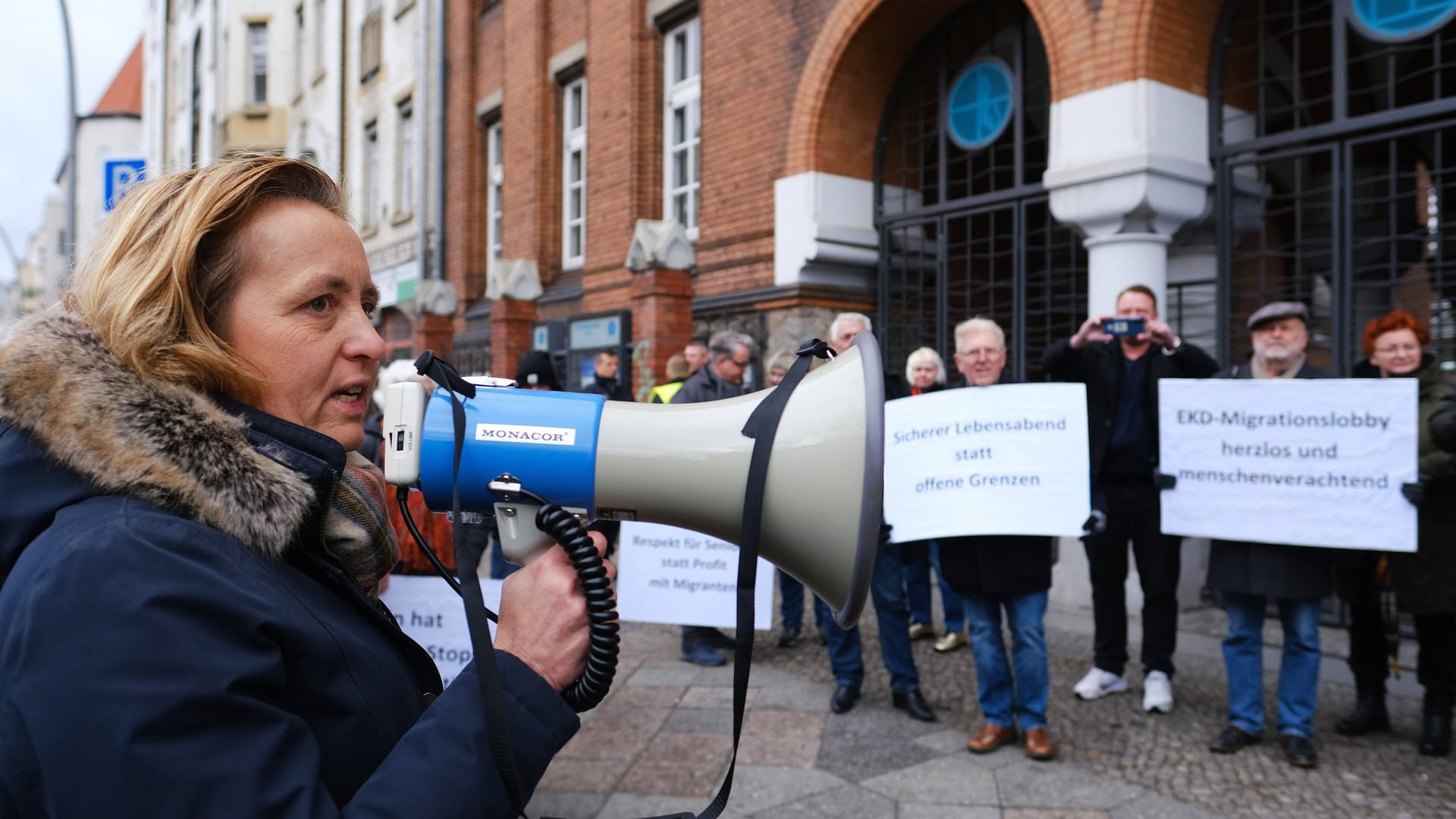 Die AfD-Politikerin Beatrix von Storch beim Protest gegen eine geplante Unterbringung von Flüchtlingen in Berlin-Wedding (Archivbild).