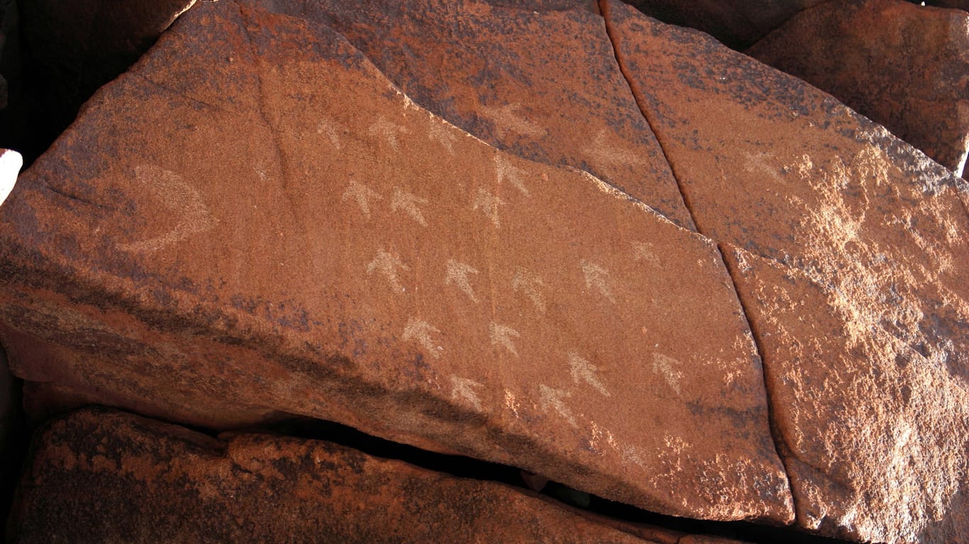 Felszeichnungen der australischen Ureinwohner auf der Burrup-Halbinsel: Darstellung von Emu-Spuren.