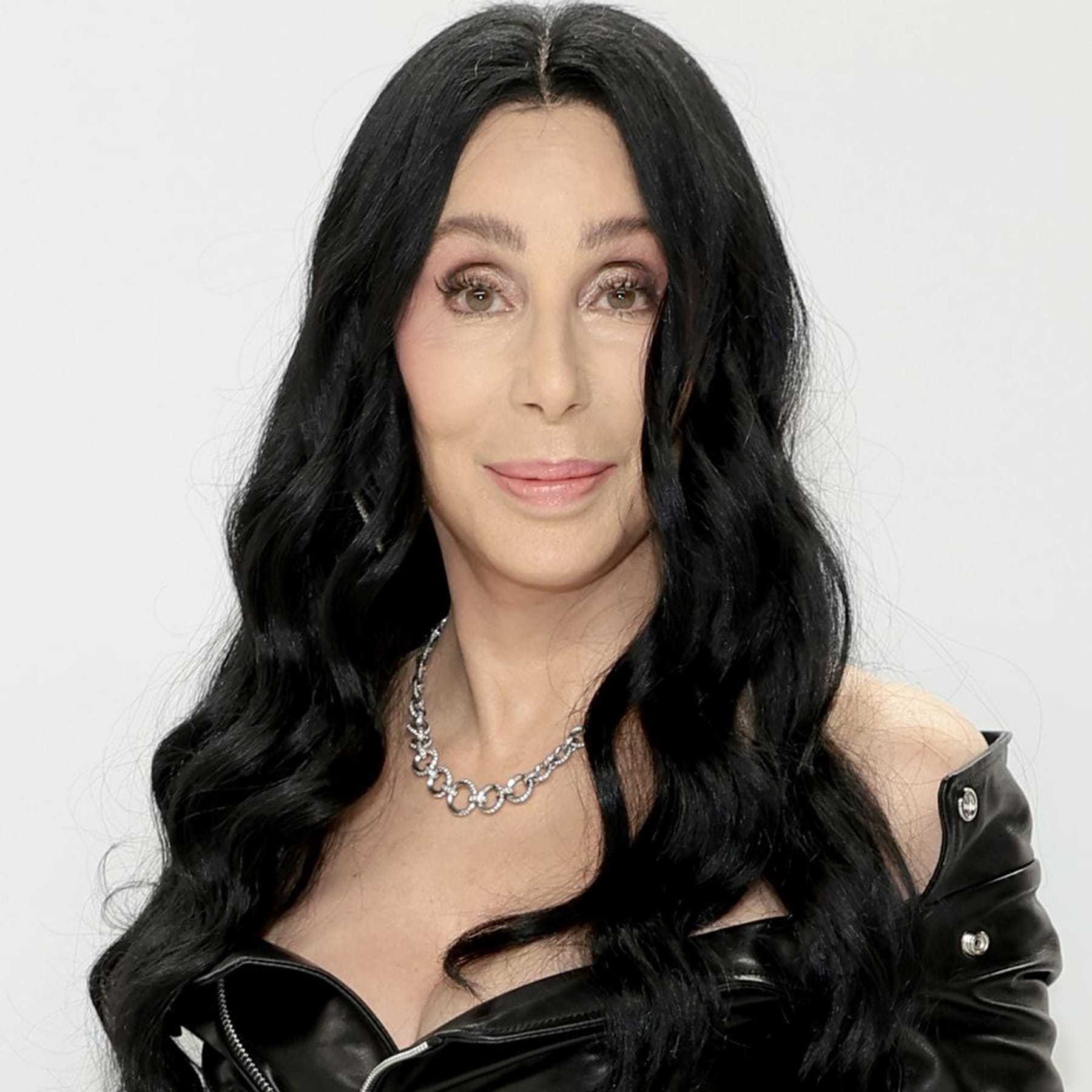 Cher wird 77: Eine Stilikone, die immer jung aussieht Cher wird 77: Eine Stilikone, die immer jung aussieht