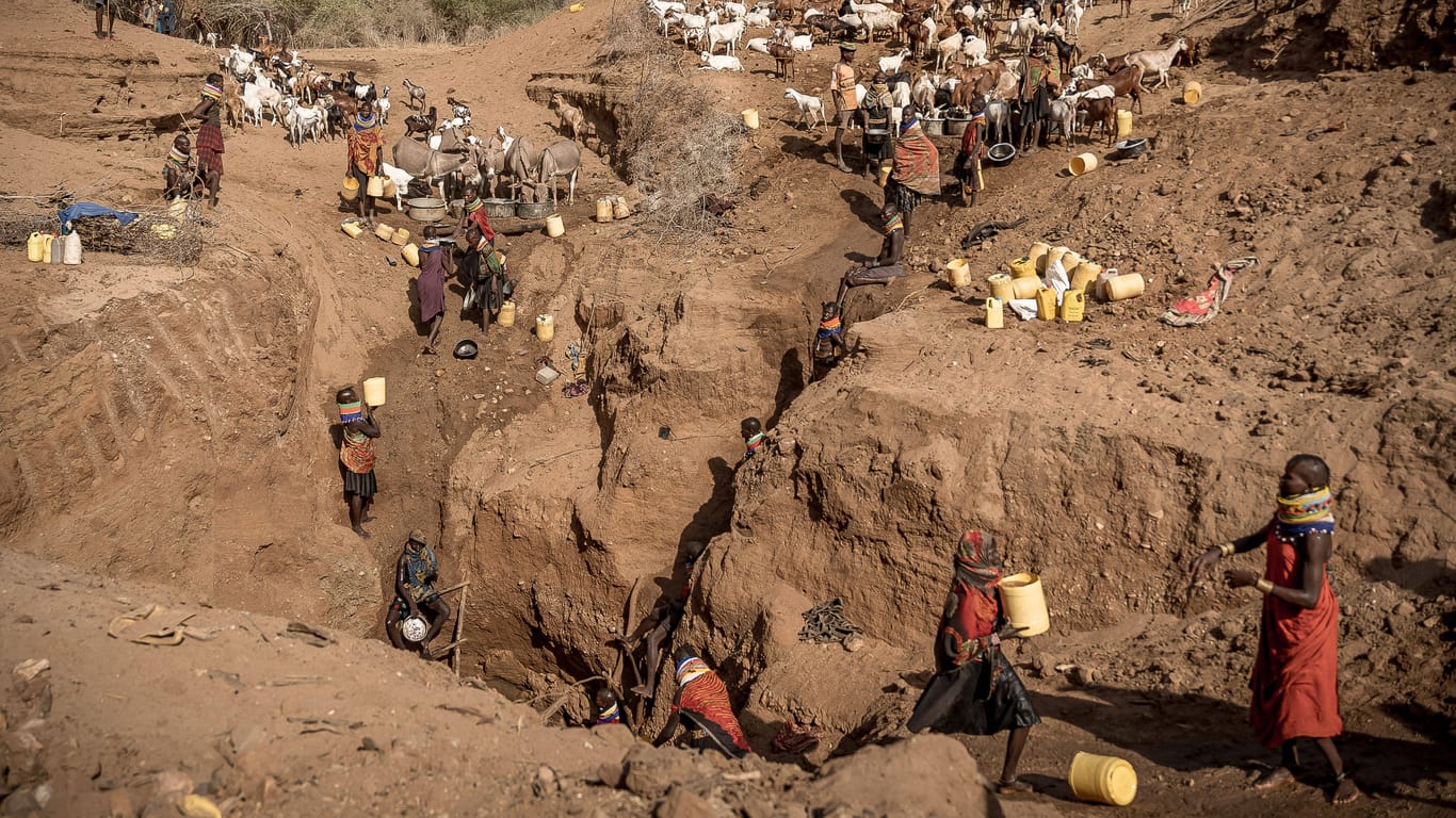 Wasserquelle in Kenia: Wer denkt, die Klimakrise beträfe nur Afrika, irrt sich.