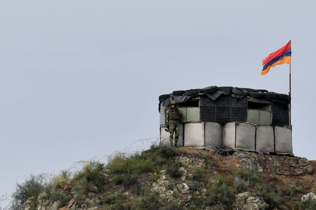 Grenzübergang zwischen Armenien und Bergkarabach (Archivbild): Die nicht anerkannte Region Bergkarabach hat ihre Selbstauflösung beschlossen.
