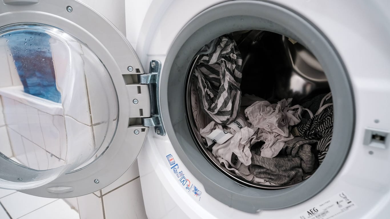 Waschmaschine: Mit kleinen Helfern bekommen Sie Ihre Unterwäsche wieder weiß.