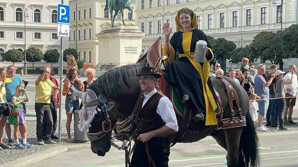 Auch das neue Münchner Kindl Franziska Inselkammer ist im Dauereinsatz: Bereits gestern stand sie beim Einzug der Wiesnwirte im Rampenlicht.