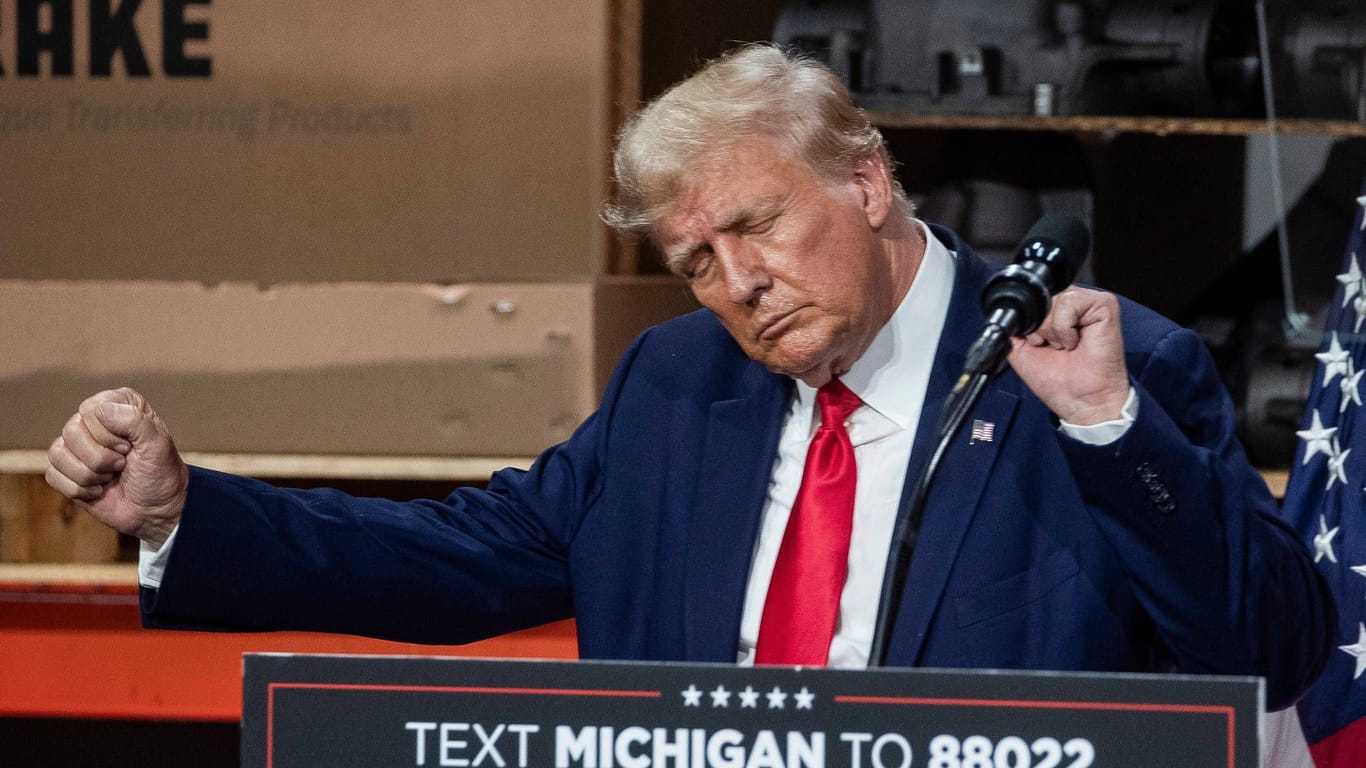 Alleinunterhaltung statt Auseinandersetzung: Donald Trumps Strategie wird in Michigan erkennbar.