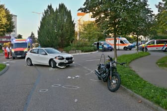Schwerer Verkehrsunfall zwischen 1er-BMW und Harley-Davidson