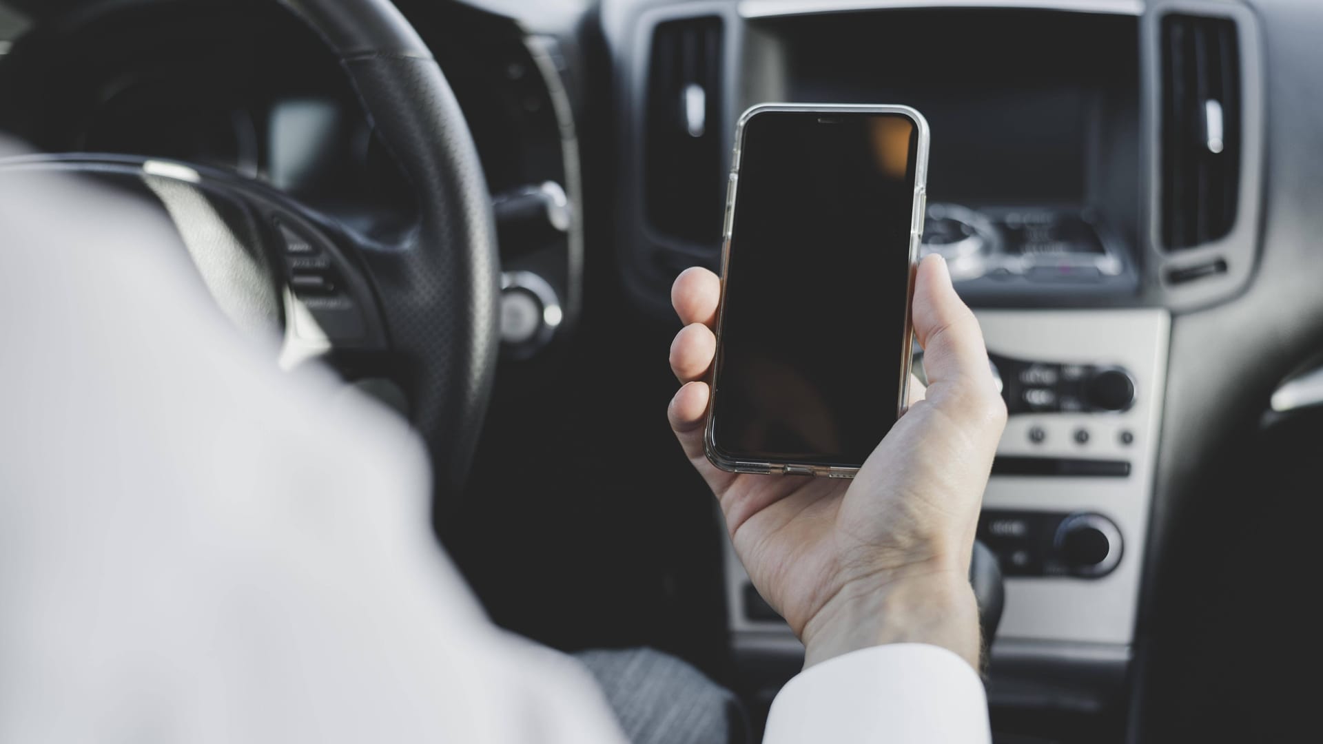 Handy im Auto: Das Umlegen ist zwar erlaubt. Aber selbst dabei gelten Einschränkungen.