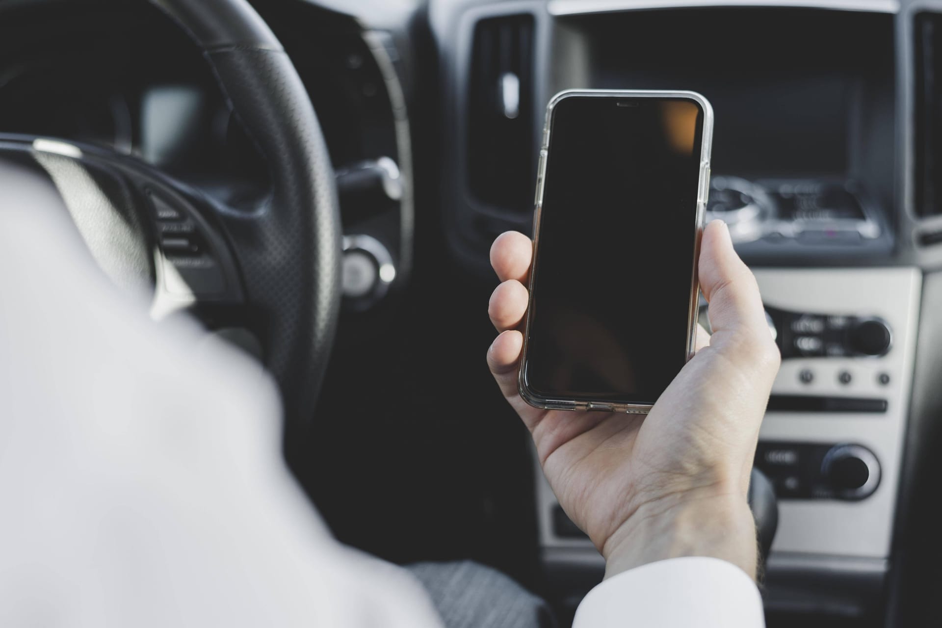 Handy im Auto: Das Umlegen ist zwar erlaubt. Aber selbst dabei gelten Einschränkungen.