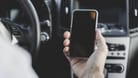 Handy im Auto: Das Umlegen ist zwar erlaubt. Aber selbst dabei gelten Einschränkungen. Handy im Auto: Das Umlegen ist zwar erlaubt. Aber selbst dabei gelten Einschränkungen.