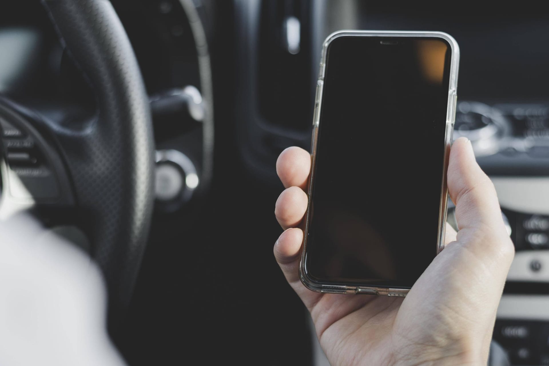 Handy im Auto: Das Umlegen ist zwar erlaubt. Aber selbst dabei gelten Einschränkungen.