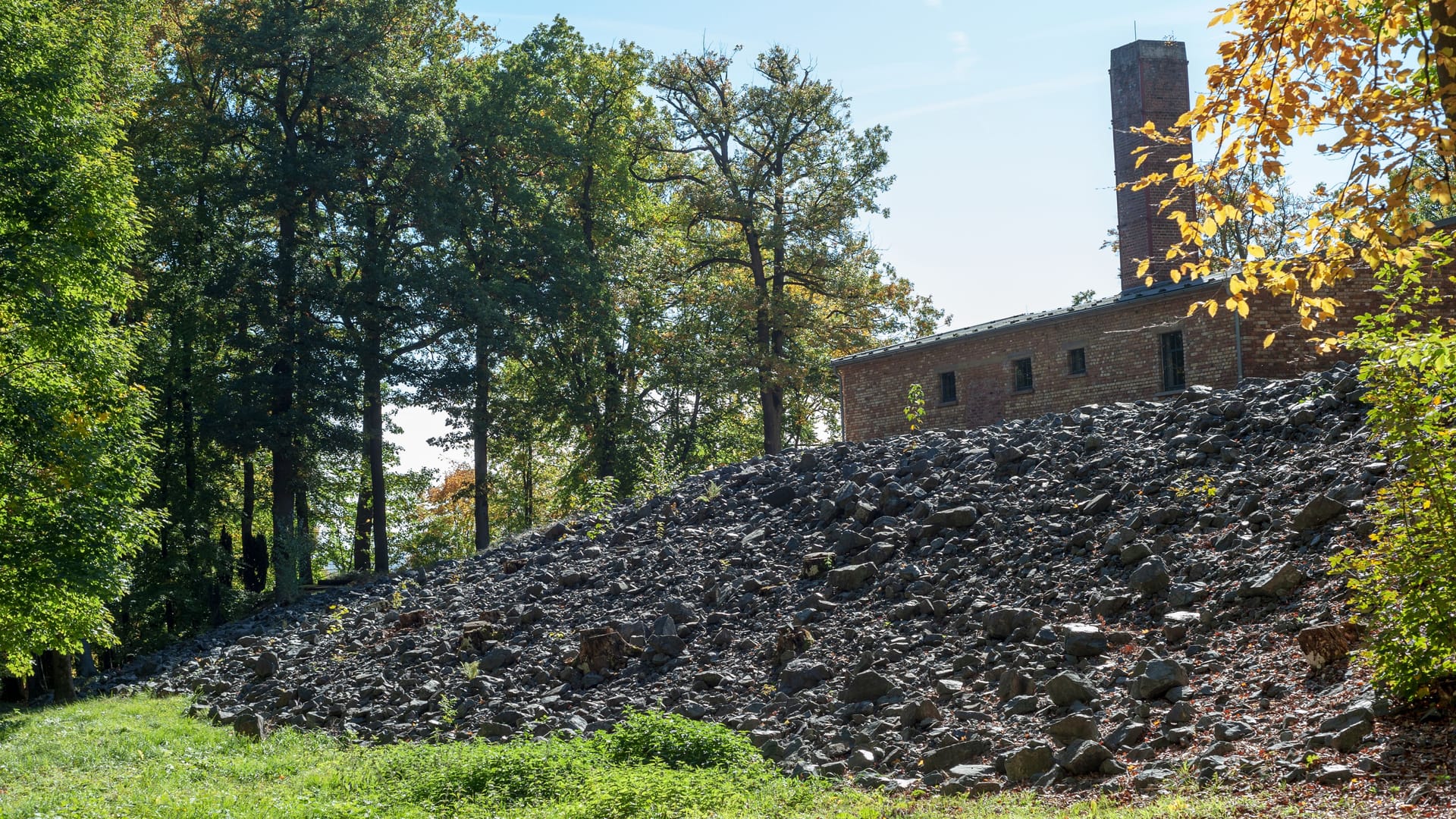 Krematorium auf dem KZ-Gelände: Hier wurden die Leichen von toten Zwangsarbeitern verbrannt, ihre Asche einfach am Abhang "verkippt".