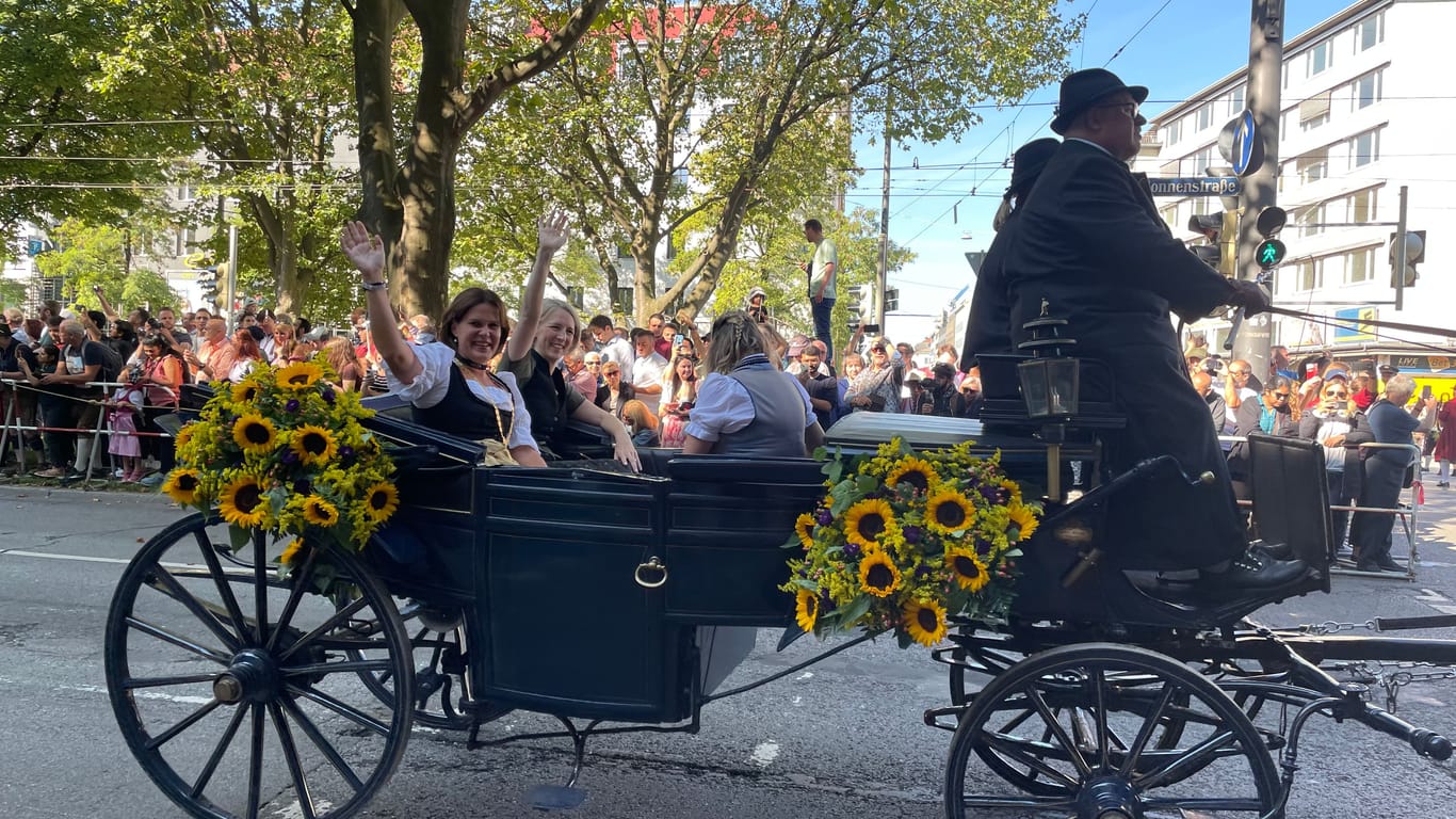 Auch Münchens Vize-Bürgermeisterin Katrin Habenschaden sitzt in einer Kutsche.