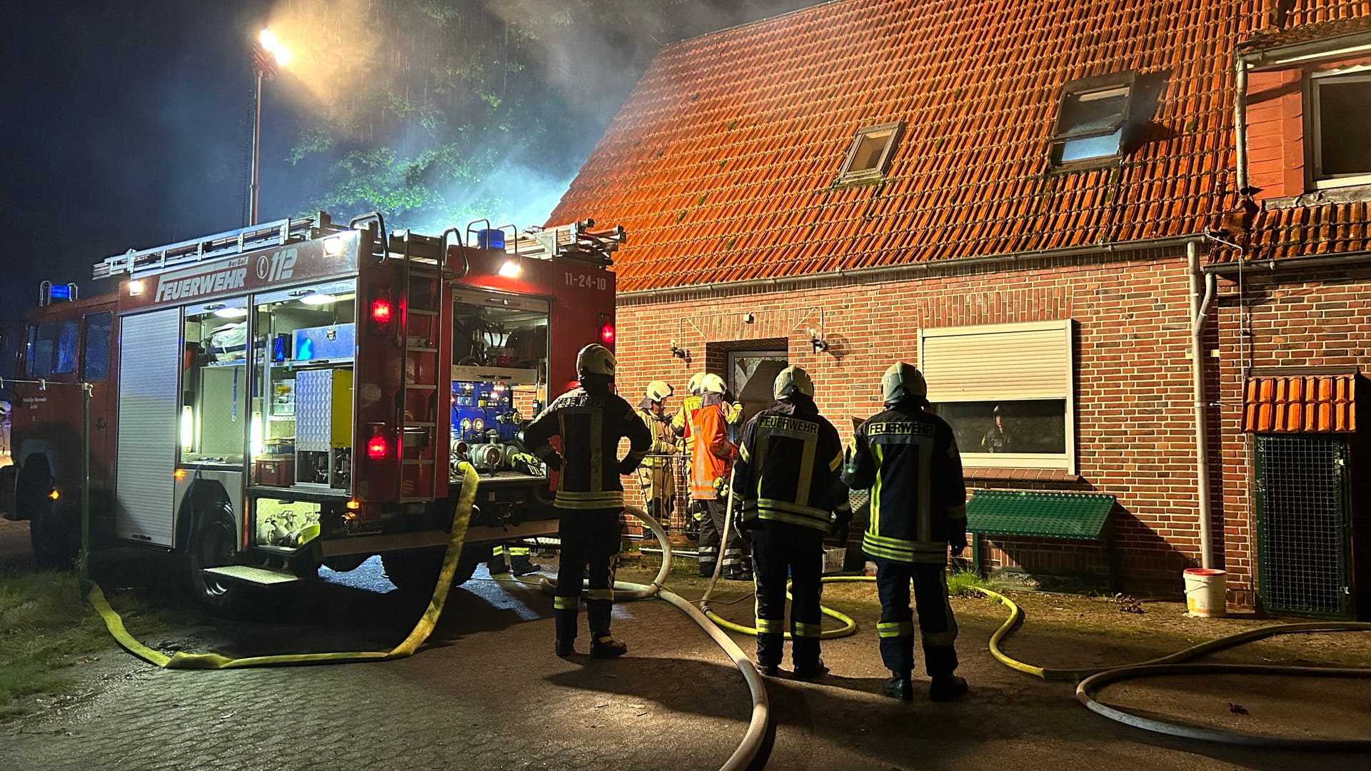 In diesem Gebäude brach das Feuer aus. Einsatzkräfte bargen nach den Löscharbeiten einen Toten aus dem Haus.