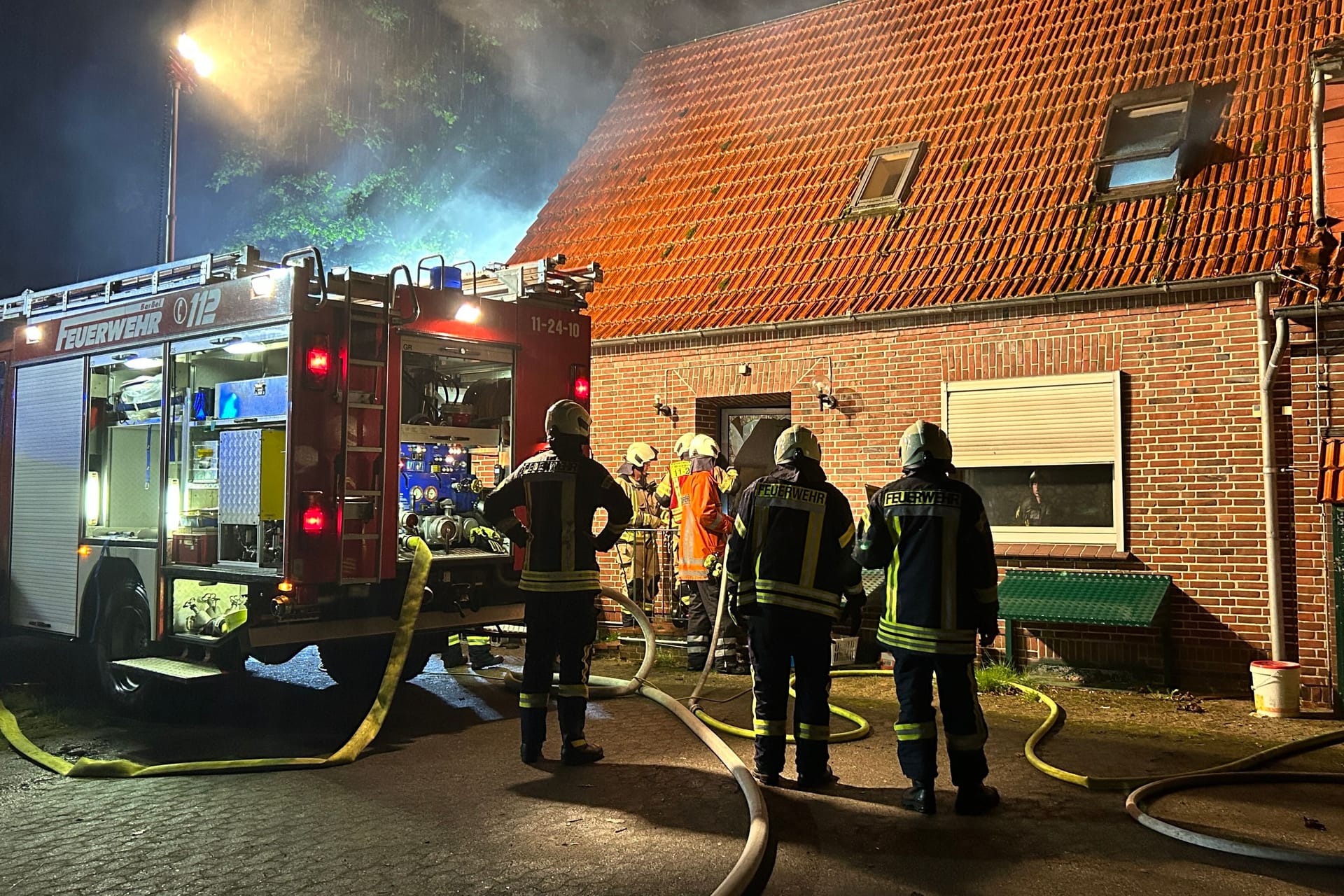 In diesem Gebäude brach das Feuer aus. Einsatzkräfte bargen nach den Löscharbeiten einen Toten aus dem Haus.