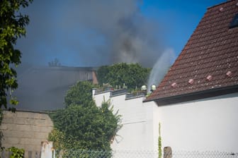 Diese Lagerhalle in Groß-Umstadt stand am Montag in Flammen: Die Feuerwehr war unter anderem mit einer Drehleiter im Einsatz.