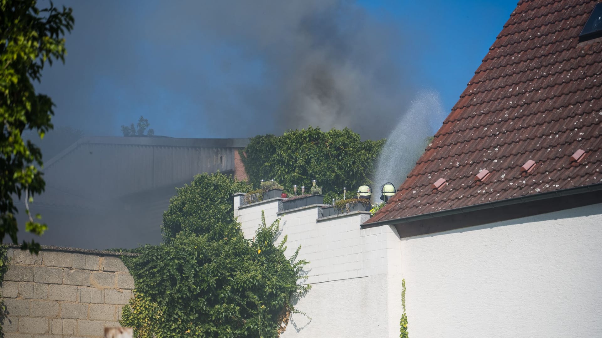 Diese Lagerhalle in Groß-Umstadt stand am Montag in Flammen: Die Feuerwehr war unter anderem mit einer Drehleiter im Einsatz.