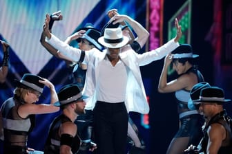 Myles Frost, Schauspieler aus den USA, und die Besetzung von "MJ" bei einem Auftritt (Archivbild): Wer die Rolle des "King of Pop" in Hamburg spielen wird, ist noch unbekannt.