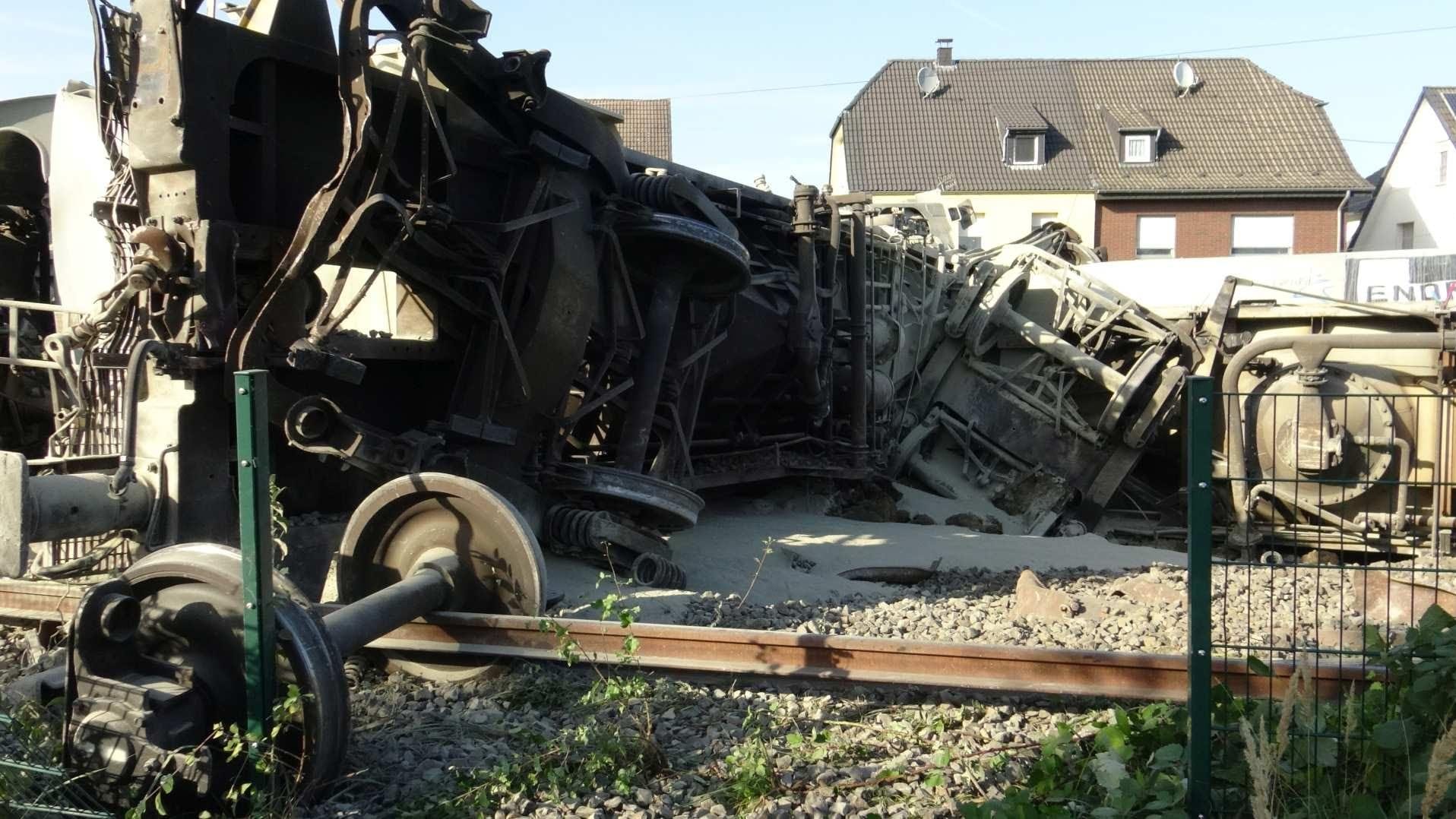 Der entgleiste Zug: Mehrere Waggons sollen aus den Gleisen gesprungen sein.