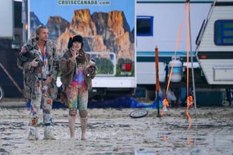 Festivalbesucher stehen im Matsch: Beim Burning Man in Nevada können mehr als 70.000 Menschen das Gelände nicht verlassen.