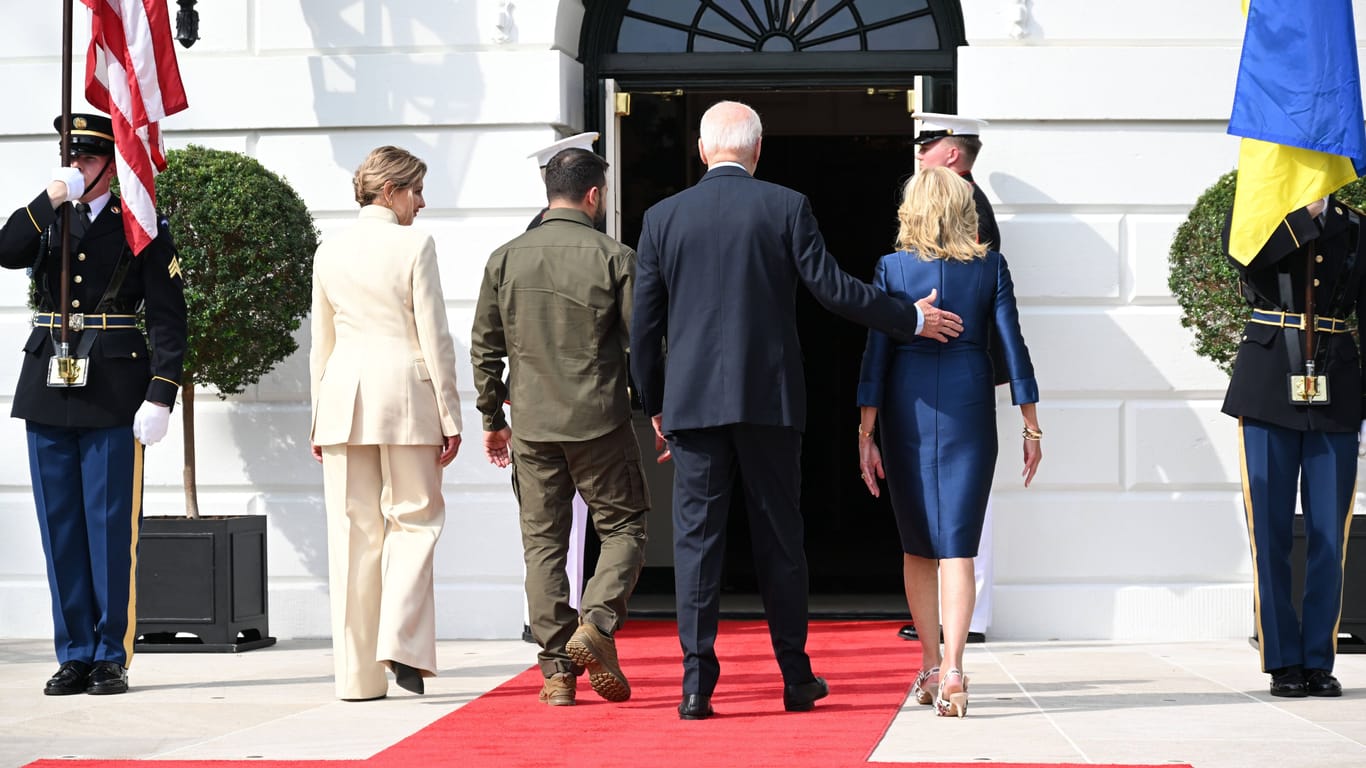 Betonter Schulterschluss: Joe und Jill Biden, Wolodymyr und Olena Selenskyj vor dem Weißen Haus.