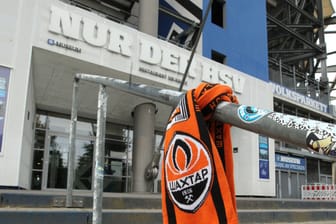 Ein Schal von Schachtar Donezk hängt am Volksparkstadion: Wer noch kein Ticket für die Champions League hat, muss künftig mehr zahlen.