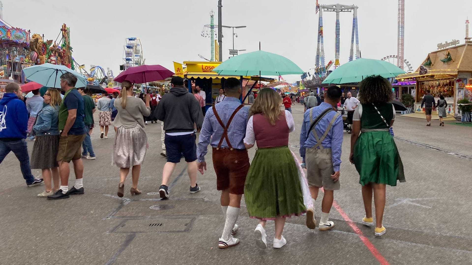 Besucher auf dem Oktoberfest: Am Montagnachmittag wurde es regnerisch, der Regenschirm durfte daher nicht fehlen.