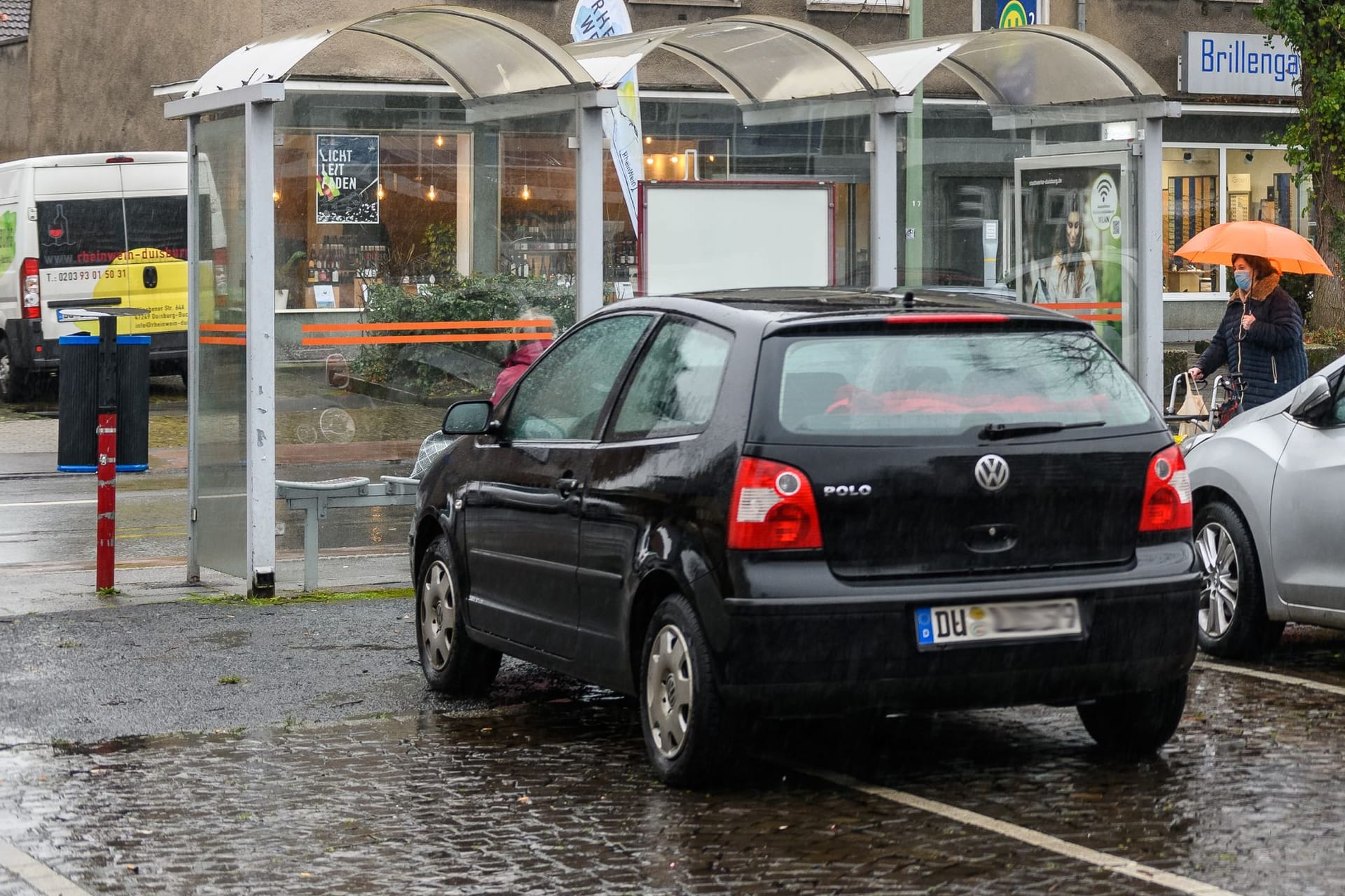 Ein Auto, zwei Stellplätze: So zu parken, ist rücksichtslos und deshalb natürlich nicht erlaubt.