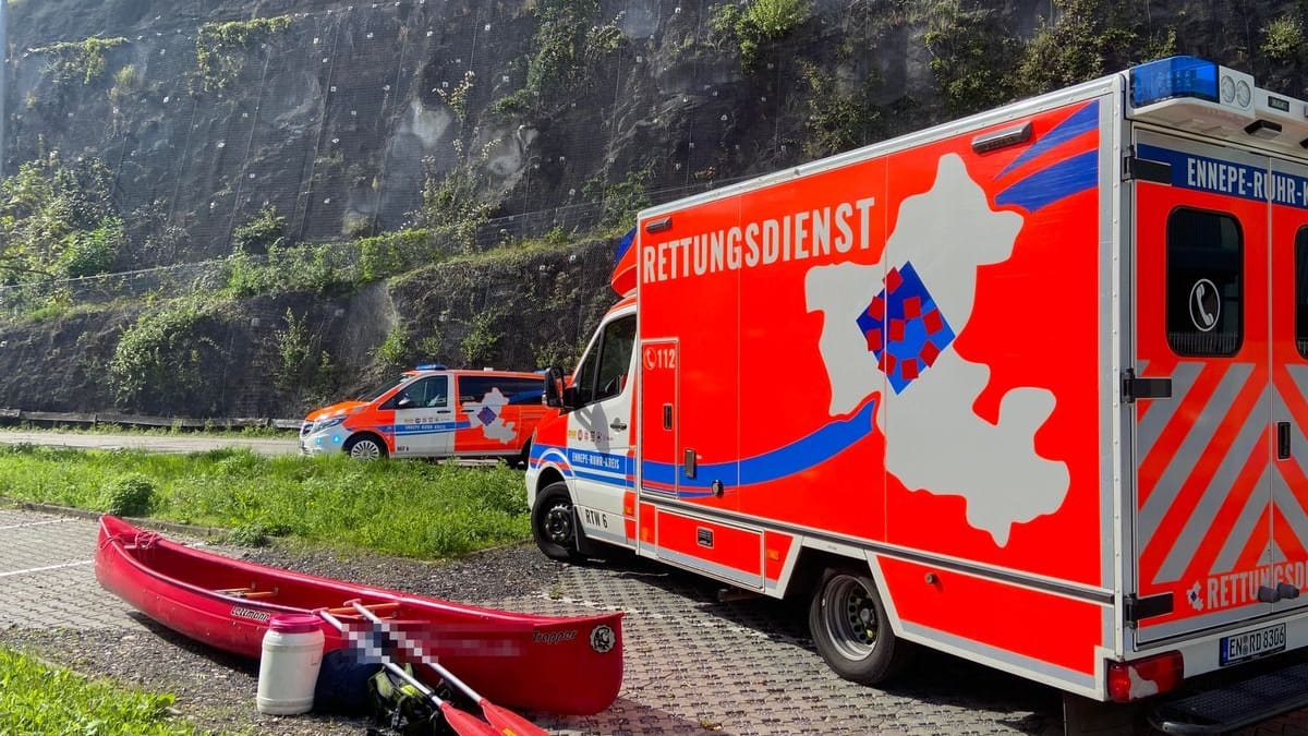 Rettungswagen am Kanu: Die drei gekenterten Männer wurden vom Notarzt begutachtet.