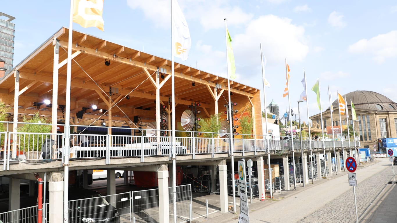 Blick auf die Showbühne: Der "ZDF-Fernsehgarten on Tour" wird in zwei Beachclubs gedreht.