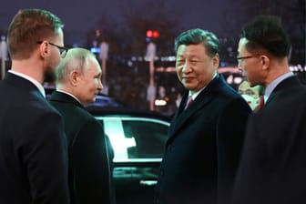 Wladimir Putin und Xi Jinping: China hilft Russland massiv, sagt Janka Oertel.