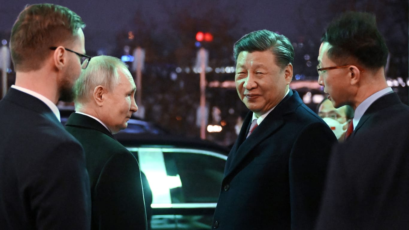 Wladimir Putin und Xi Jinping: China hilft Russland massiv, sagt Janka Oertel.