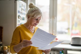 Rentnerin liest ein Schreiben: Der Rentenbescheid kommt jedes Jahr zuverlässig. Doch was ist mit anderen Informationen zur Rente?