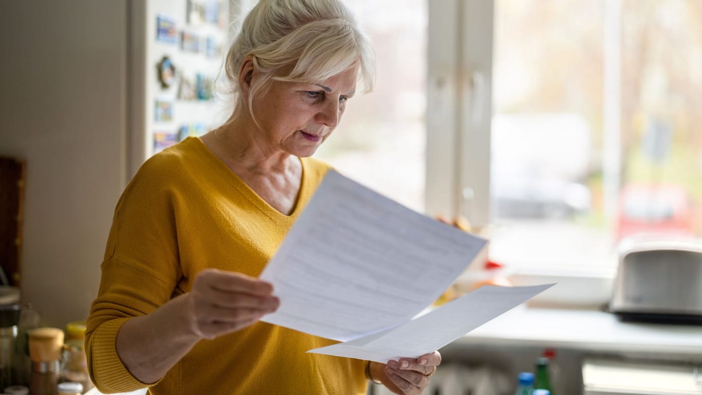 Rentnerin liest ein Schreiben: Der Rentenbescheid kommt jedes Jahr zuverlässig. Doch was ist mit anderen Informationen zur Rente?