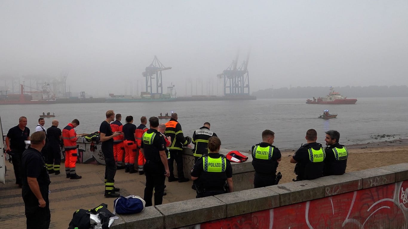 Ein Großaufgebot von Rettungskräften am Elbstrand: Das Wetter erschwerte die Suche.