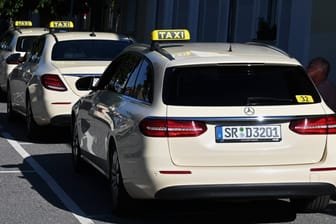 Taxistand in Straubing (Bayern): Jedes wartende Auto hat eine Ordnungsnummer an der Heckscheibe.