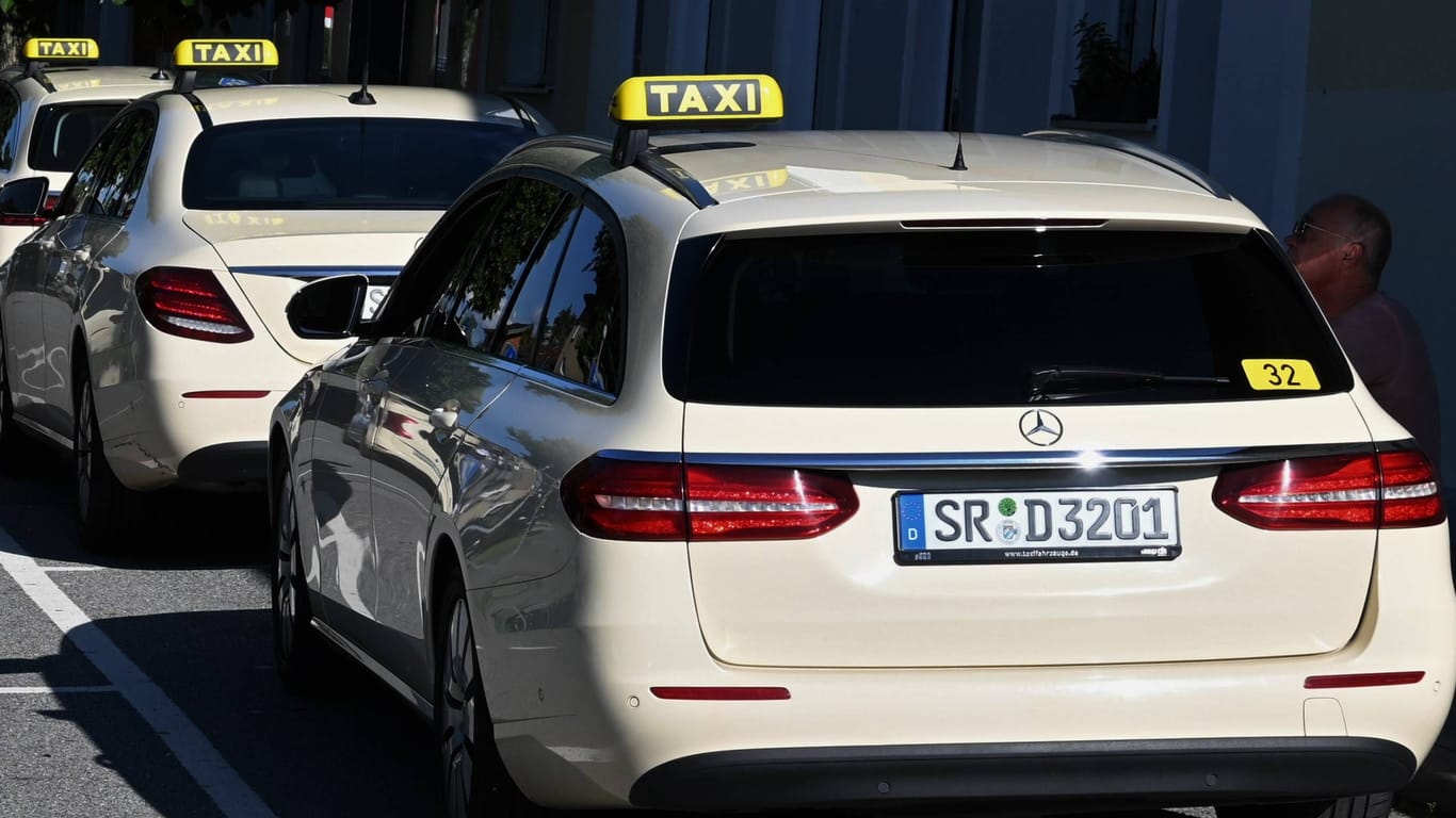 Taxistand in Straubing (Bayern): Jedes wartende Auto hat eine Ordnungsnummer an der Heckscheibe.