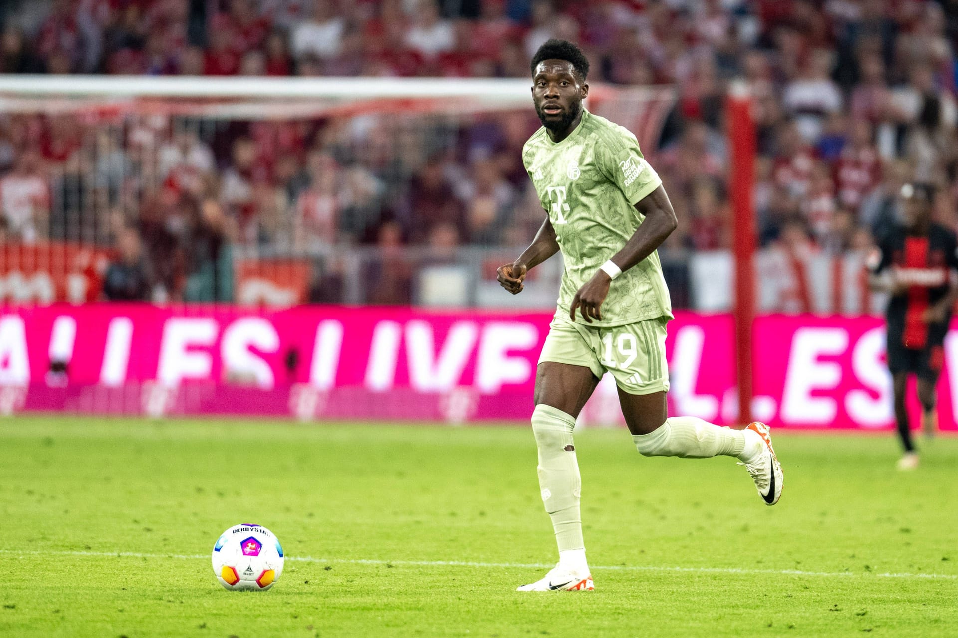 Alphonso Davies: Lieferte sich ein Hochgeschwindigkeitsduell mit Leverkusens Frimpong. Über seine Seite kam Leverkusen aber immer wieder durch. In der Offensive konnte er dieses Mal kaum Akzente setzen. Verursachte dann auch noch den Elfmeter, der zum 2:2 führte. Sein bislang schwächstes Saisonspiel. Note 5