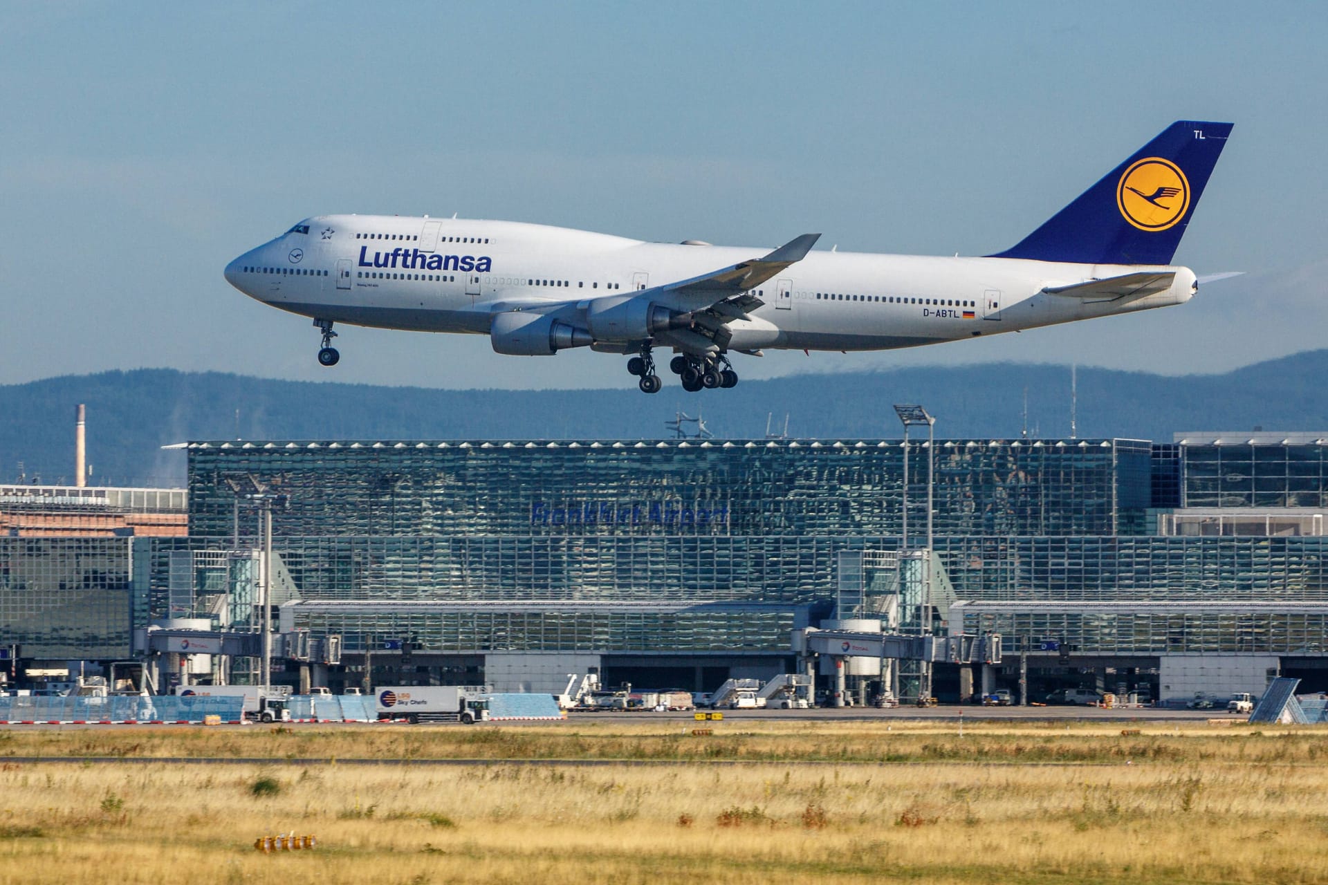 Der Lufthansa-Jet mit der Kennung D-ABTL in Frankfurt (Archivbild): Die Boeing 747 musste am Mittwoch ihren Flug nach Seoul über dem Kaspischen Meer abbrechen.