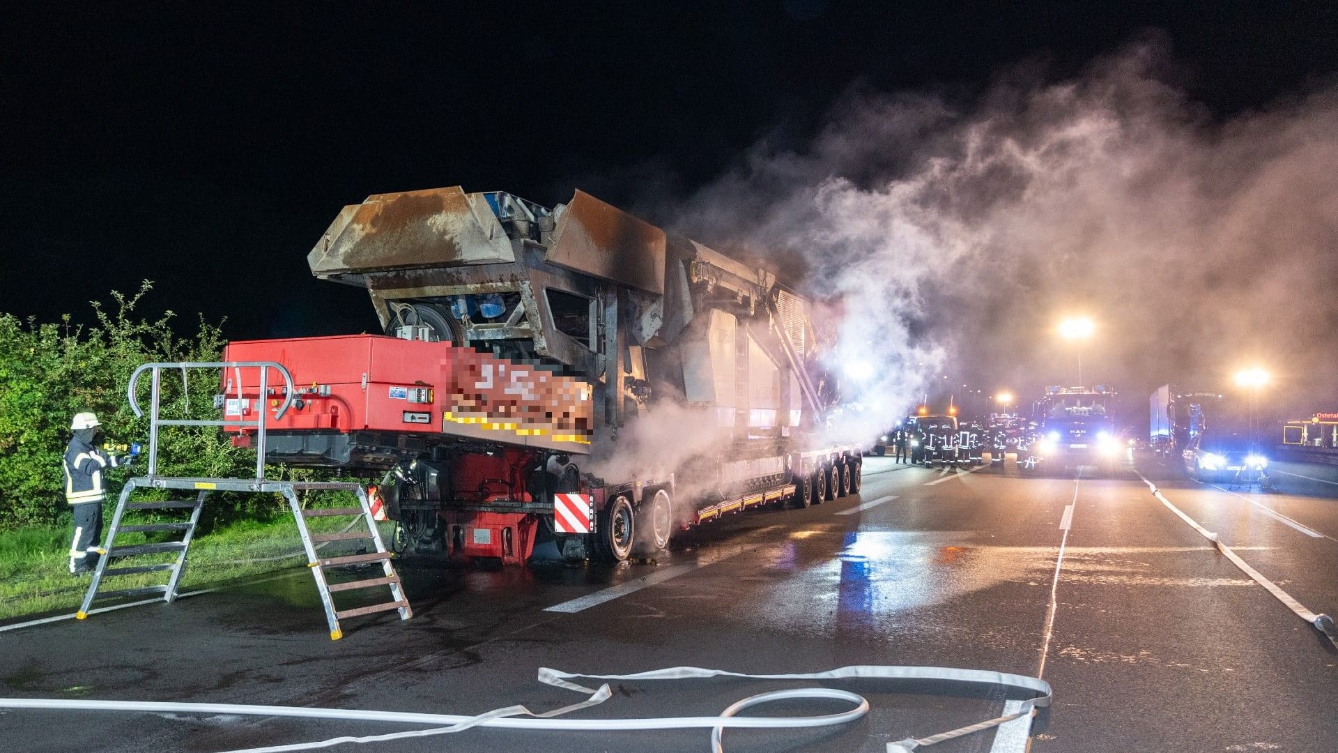 Qualmender Lkw-Anhänger auf der A1: Der Fahrer des Mehrtonners verhinderte Schlimmeres.